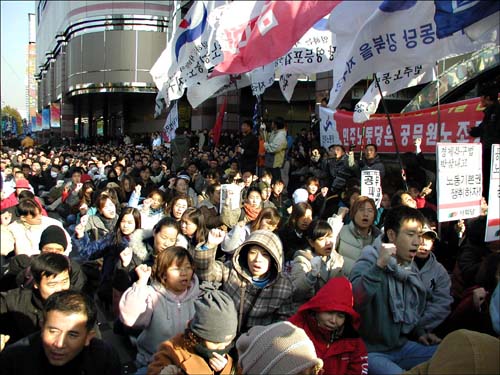 공무원노조와 민주노총 소속 조합원 1만여명은 5일 오후 여의도 국회앞에서 예정됐던 총파업과 본대회를 성사시켰다. 그러나 민주노총은 하루 만에 '파업 중단'을 선언했다. 